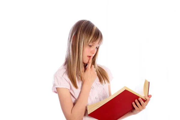 赤い本と物思いにふけるブロンドの女の子 — ストック写真