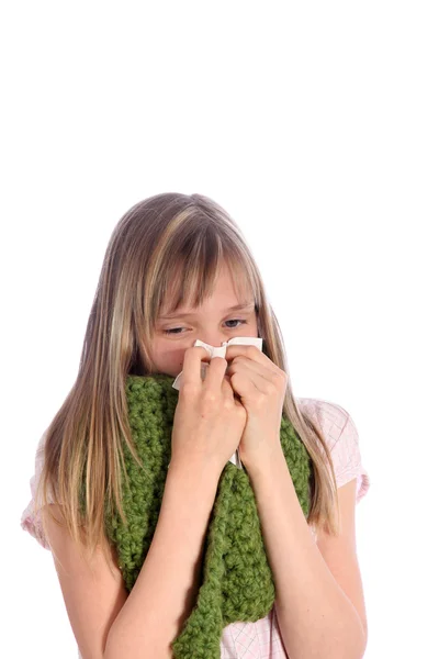 Malato, giovane ragazza soffia il naso — Foto Stock