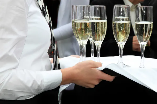 Camarera servido champagner — Foto de Stock