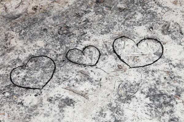Tři srdce - malované v písku — Stock fotografie
