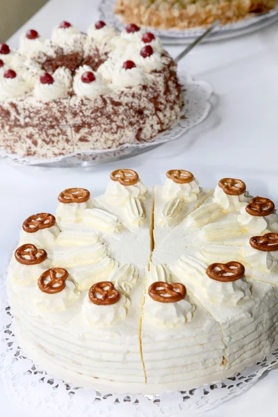Kuchenbuffet mit verschiedenen Kuchen — Stockfoto