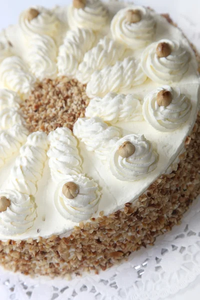 Gâteau à la crème avec bord d'amande — Photo