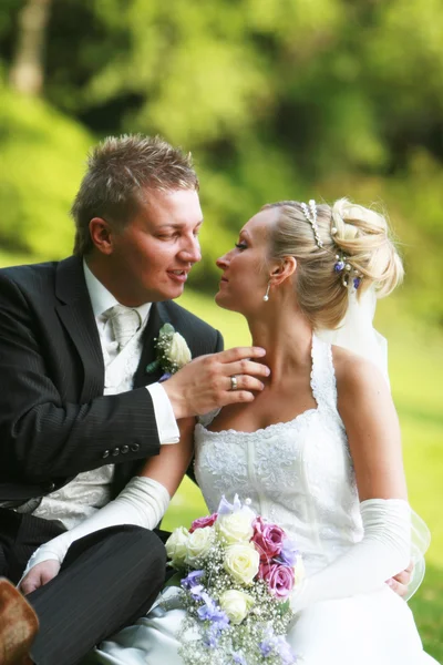 Casal - noiva e noivo — Fotografia de Stock