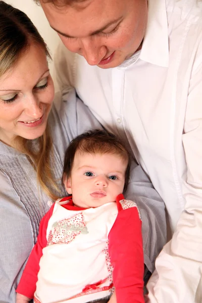 Jonge gezin met een baby. — Stockfoto