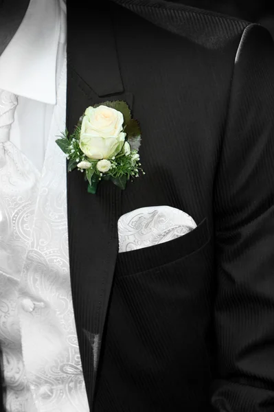 Damat resmi kıyafeti ve üzerinde yaka çiçeği — Stok fotoğraf