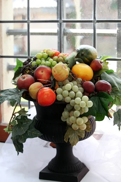 Cuenco de frutas en un viejo mirador —  Fotos de Stock