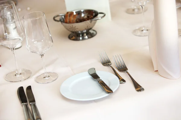 Täckt bord med skylt aptitretare — Stockfoto