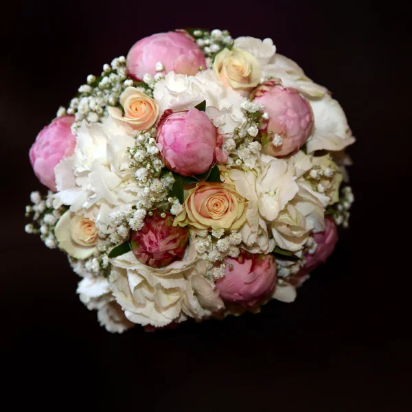 Ramo de rosas con rosas blancas y rosas rosadas — Foto de Stock