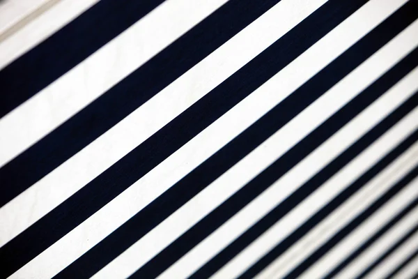 Blå-vit - randig markis - närbild — Stockfoto