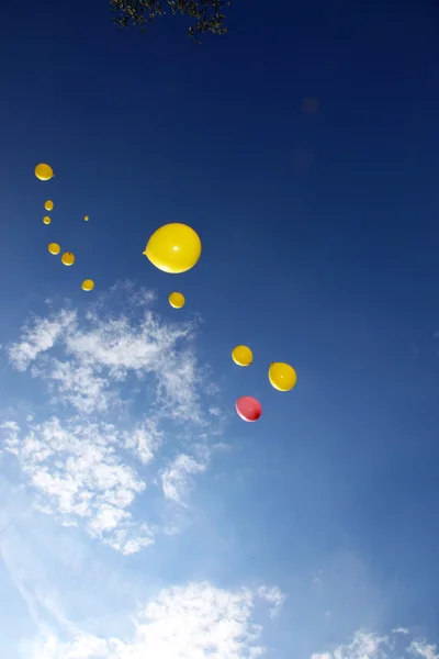 Ballonnen tegen een blauwe hemel — Stockfoto