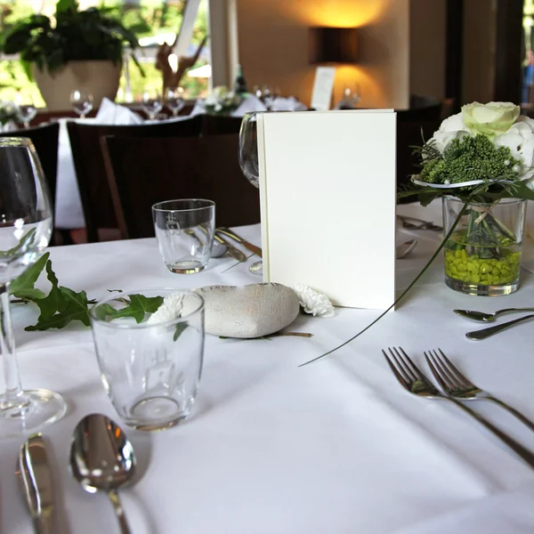 Cartão de menu em uma mesa elegantemente definida — Fotografia de Stock