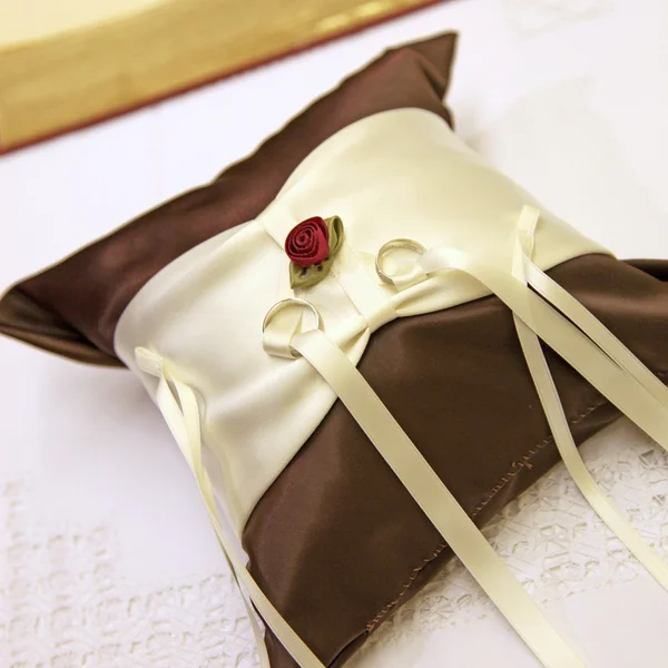 Elegant ring pillows with wedding rings — Stock Photo, Image