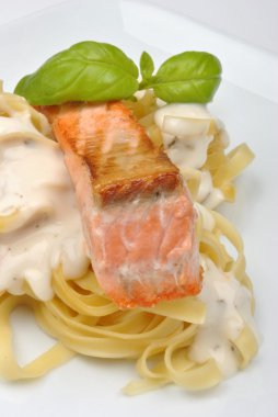 Somon steak spagetti ve fesleğen ile