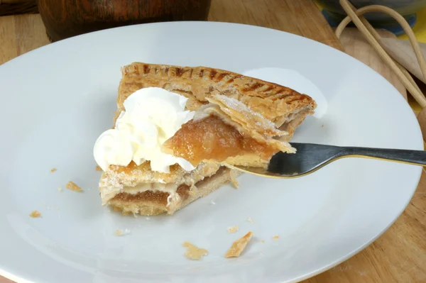 Jablečný koláč na talíři — Stock fotografie