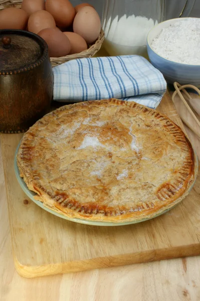 Apfelkuchen auf einem Teller — Stockfoto