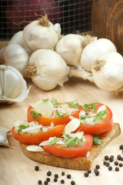 Biraz soğan ile tomatobread — Stok fotoğraf