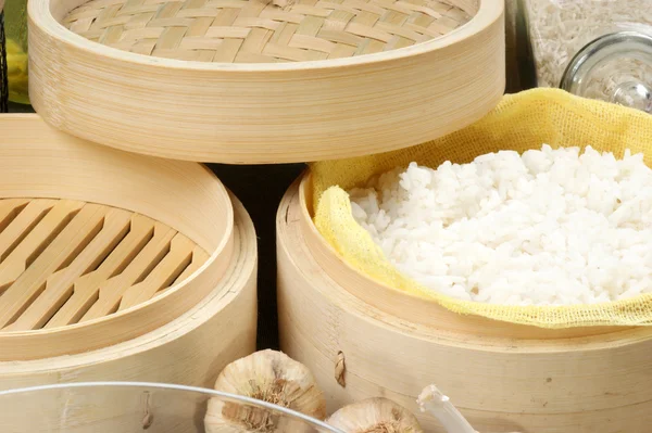 Rýže v bambusový pařák — Stock fotografie