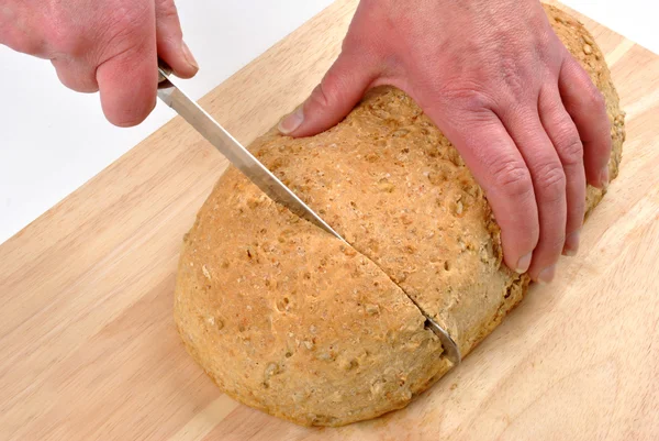 Evde ekmek bir bıçak ile kesmek — Stok fotoğraf