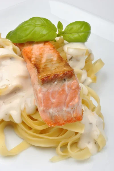 Salmon steak with spaghetti and basil — Stock Photo, Image