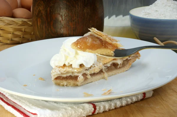 Домашний яблочный пирог со сливками — стоковое фото