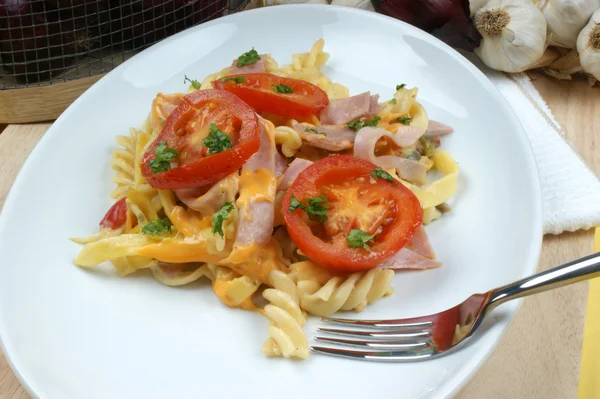 Noodle and ham with tomato — Stock Photo, Image