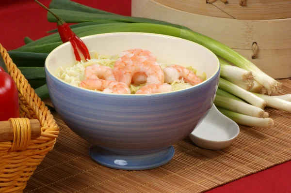 Crevettes grillées de style asiatique avec riz — Photo