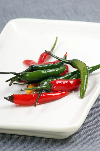 Grön och röd het paprika — Stockfoto