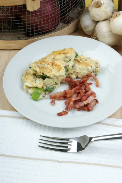 Scrambled eggs with organic bacon — Stock Photo, Image