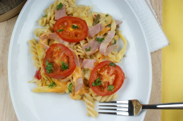Hausgemachte Nudeln mit Tomaten — Stockfoto