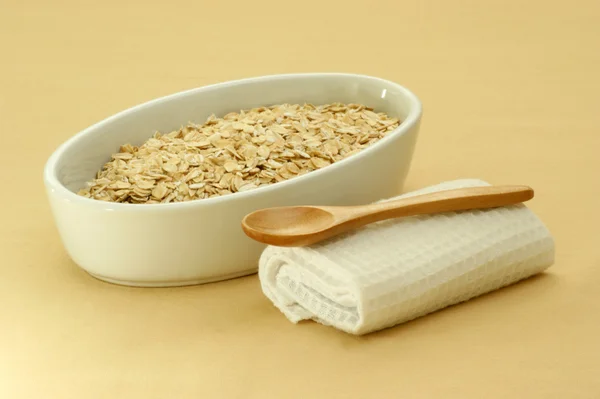 Porridge in una ciotola e un cucchiaio di legno — Foto Stock