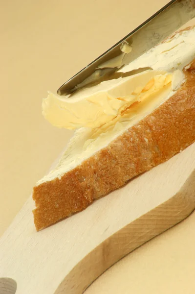 Органический домашний хлеб с маслом — стоковое фото
