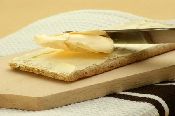 Organische zelfgemaakte brood met boter — Stockfoto