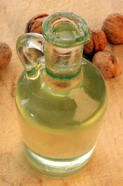 Olio di noce in una bottiglia di vetro — Foto Stock