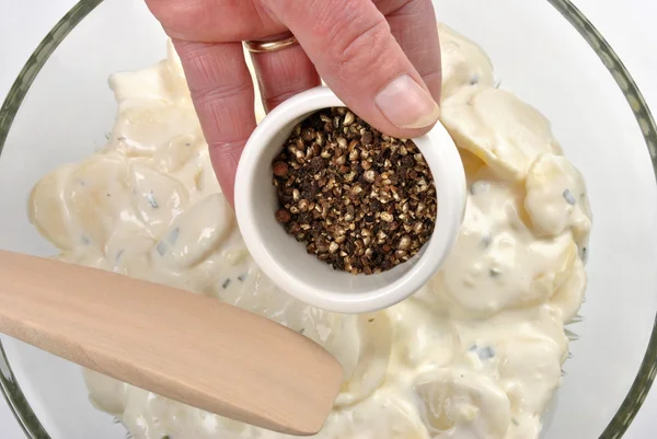Dodaj pieprzu do sałatka ziemniaczana — Zdjęcie stockowe