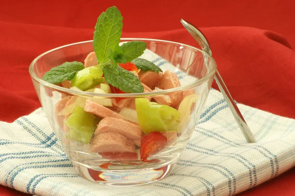 Salada de salsicha caseira fresca — Fotografia de Stock