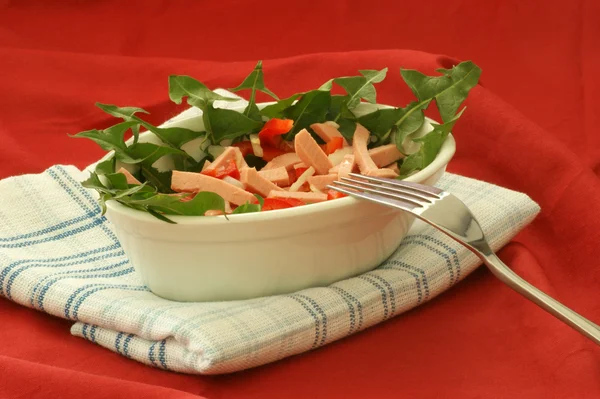 Свежий домашний салат из сосисок — стоковое фото