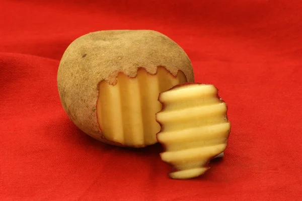 Jeden řez organické čerstvých brambor — Stock fotografie