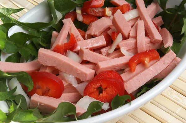 Свежий домашний салат из сосисок — стоковое фото
