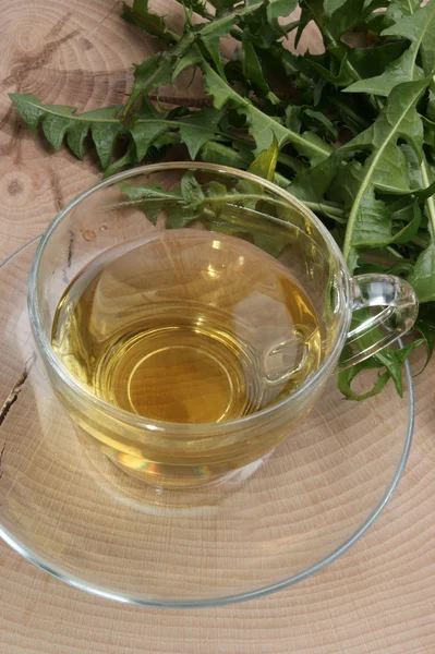 Čerstvé bio bylinný čaj v šálku — Stock fotografie