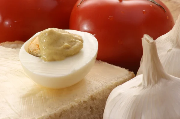 Kryddig ägg med ekologisk sallad — Stockfoto
