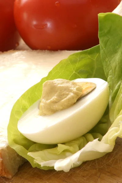 Pittige ei met organische salade — Stockfoto