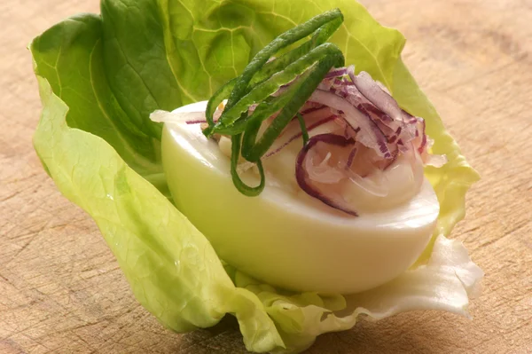 Pikantne jajko z sałatka ekologicznej — Zdjęcie stockowe