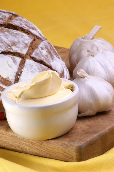Chléb s máslem a česnekem — Stock fotografie