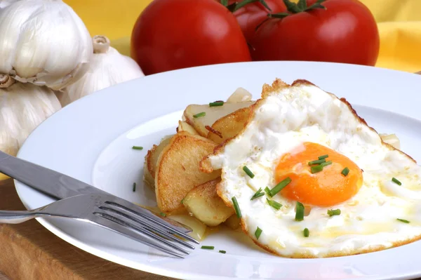 Pečené brambory s vejcem — Stock fotografie