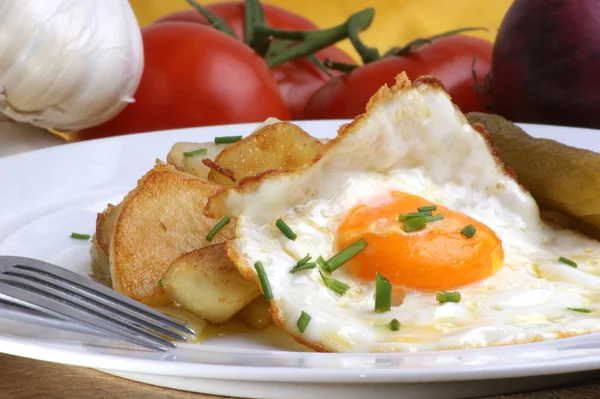 Sahanda yumurta ile kızarmış patates — Stok fotoğraf