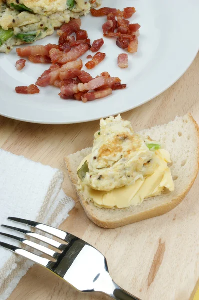 Scrambled eggs with gherkin and bacon — Stock Photo, Image