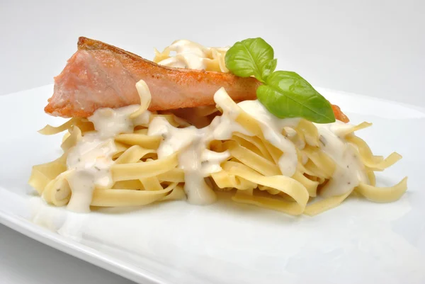 Spaghetti z łososiem i bazylią — Zdjęcie stockowe