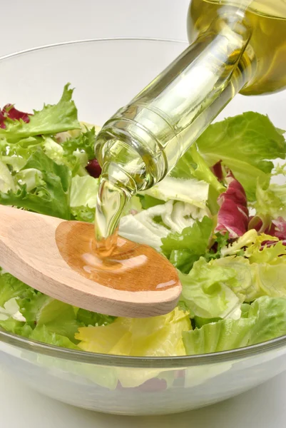 Aceite de oliva y cuchara de madera — Foto de Stock