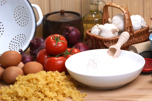 Tagliatelle fatte in casa in una cucina italiana — Foto Stock