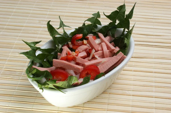Свіжий домашній салат з ковбаси — стокове фото